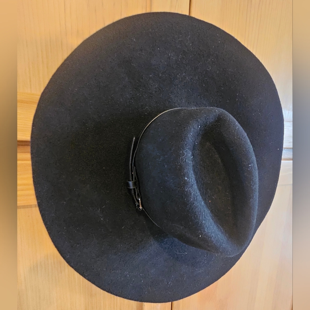 BCBGMAXAZRIA Black wide brim felt hat with buckle strap